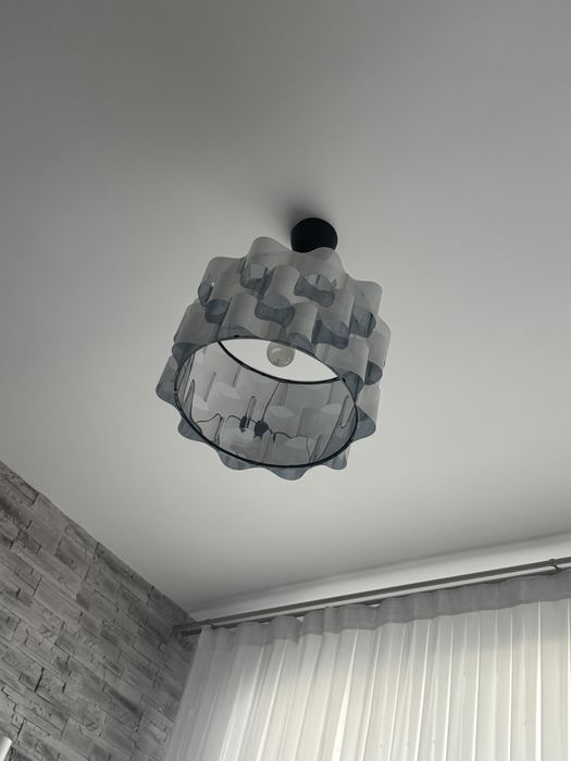 Vand lustre 200 lei /2 lustre