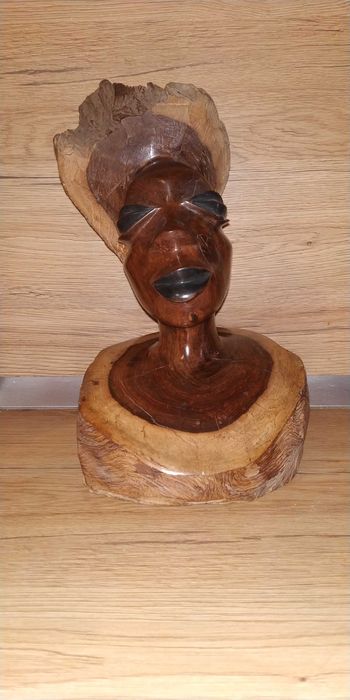 Африканска скулптура на женска глава от абаносово дърво