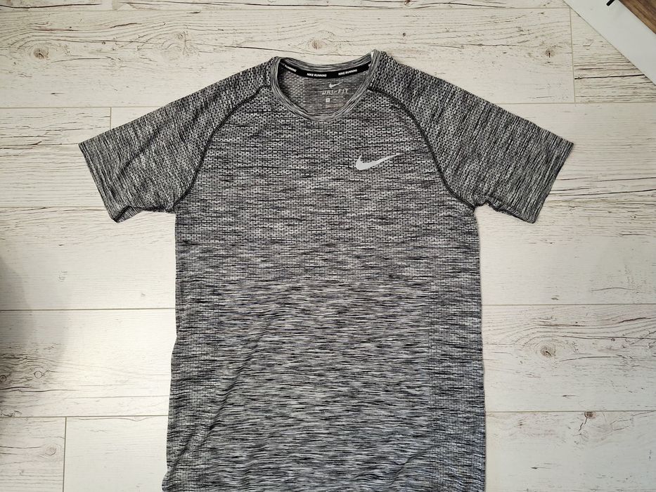 Nike Dry Fit-Ориг. Безшевна тениска