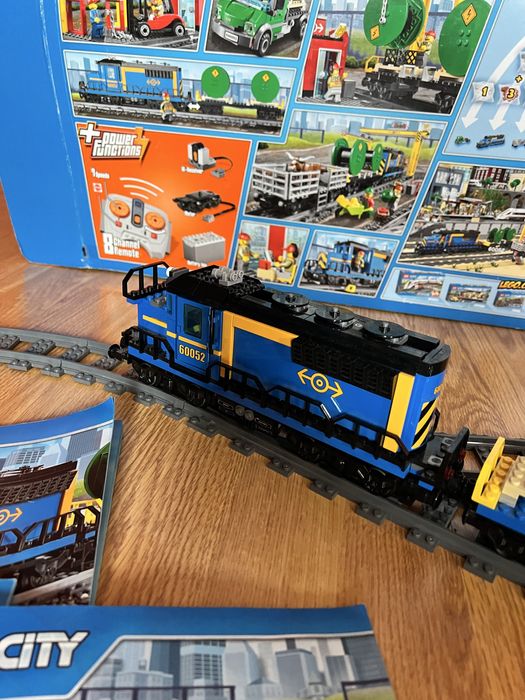 Lego tren cu locomotiva si vagoane 60052 deosebit