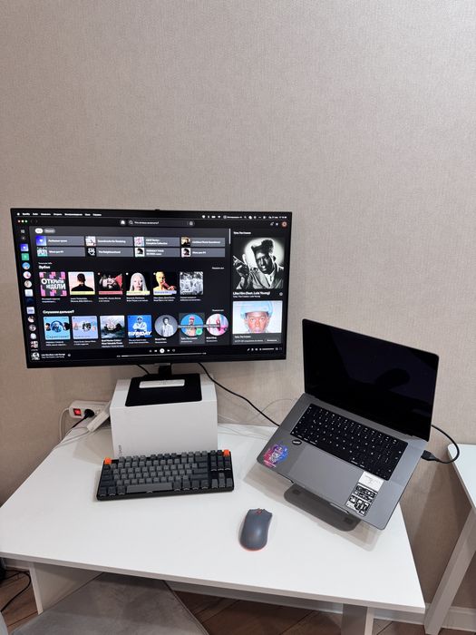 комплект MacBook Pro 16, монитор Samsung, клавиаутура и мышь