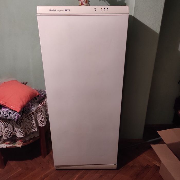 Голям работещ фризер без забележки.