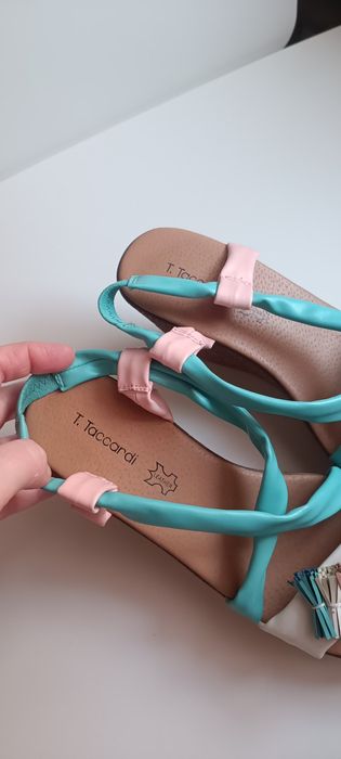 Продам босаножки на танкетке