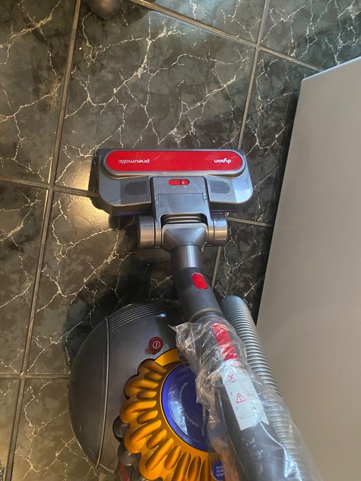 Aspirator vertical fara sac Dyson