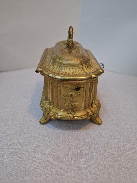 Винтидж кутия за бижута