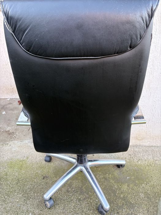 Офис стол , много удобен