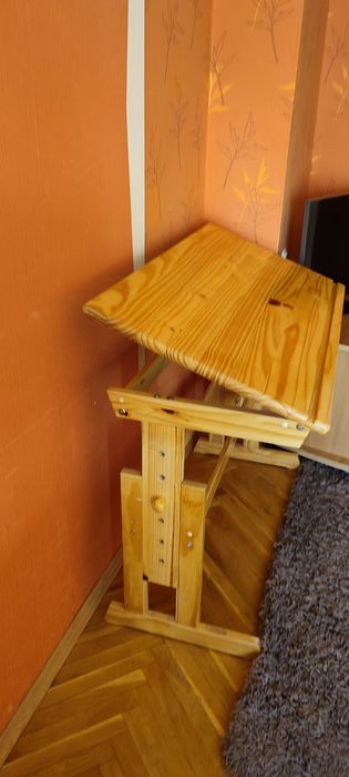 Бюро с регулируема височина