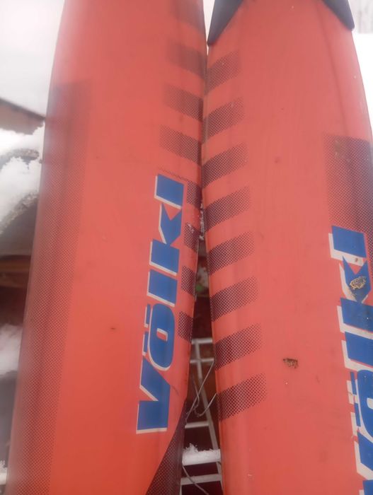 Vând schiuri și clapari