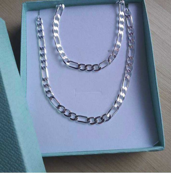 Нов, масивен сребърен комплект. 12 модела
Класическа плетка.
В кутия.