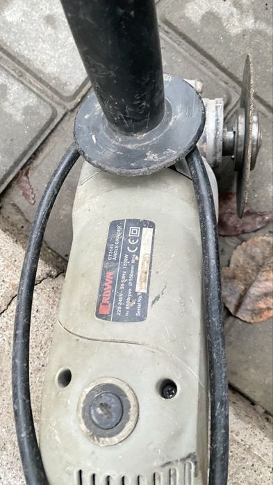 Инструмент болгарка в рабочем состоянии