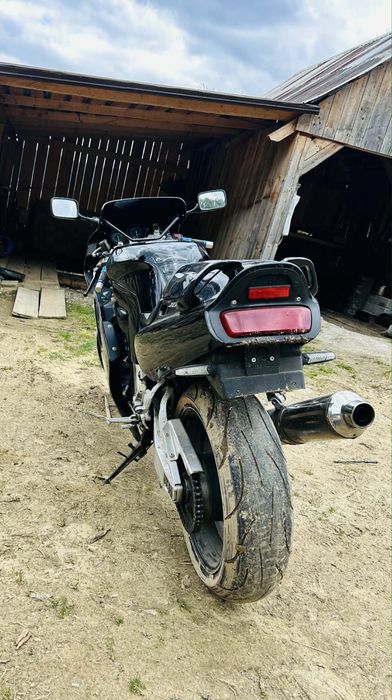 Suzuki gsxr 1000 vand sau schimb cu enduro sau cros motocicleta este impecabila este putin murdara findca eu stau la munte