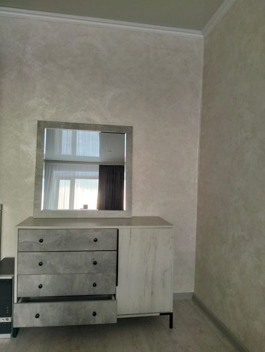 Комод и зеркало.