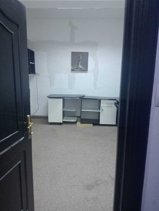 inchiriez spatiu comercial Resita, centru, langa Palaloga , pe palier cu notariatul Dobre Florica, 12 mp