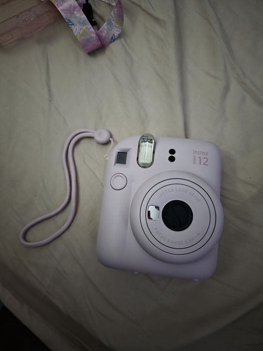 Instax mini 12 cu poze inauntru si carcasa