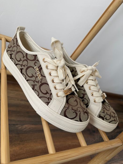 Оригинални нови маратонки GUESS