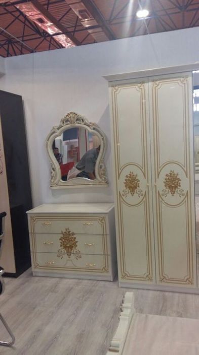 Продам комод с зеркалом