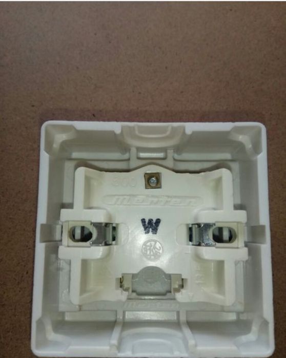 Выключатель накладной проходного типа