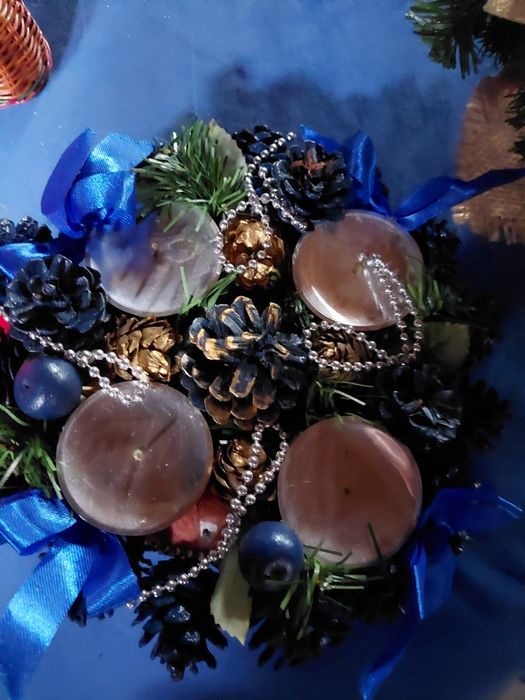 Brad attificial si diferite ornamente de vinzare