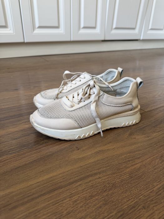 Продам кроссовки повседневные