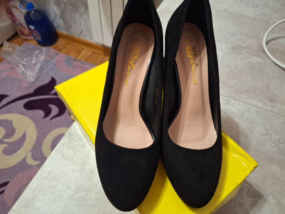 Продам замшевые туфли