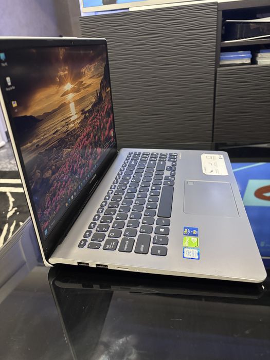 Laptop ASUS VivoBook i7, 8GB RAM, Windows 11 Home