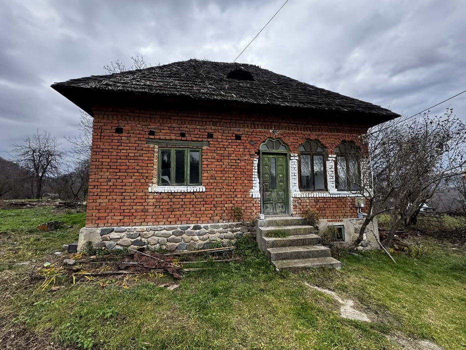Casa batraneasca 2 camere + teren