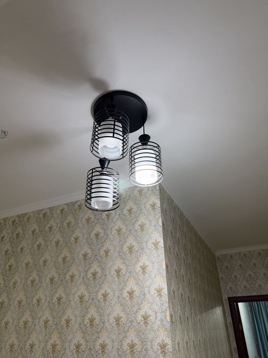 Продаеться люстры