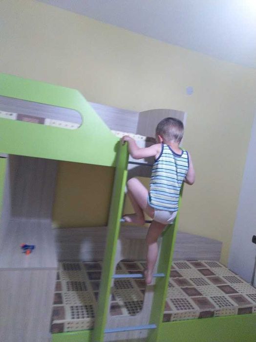 Двуетажно легло зелено с гардероб , скрин и бюро , комплект