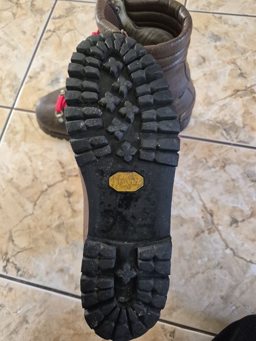 Vând bocanci tehnici  piele  mărimea 44.,5 , LOWA