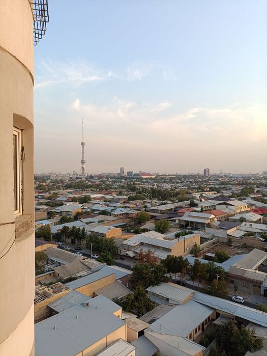 В центре Юнусобод 2. Шохсарой ресторан каршисида