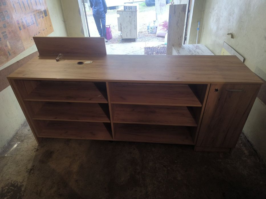 Шкаф с вътрешно и външно лице подходящ за хранителни стоки и съхранени