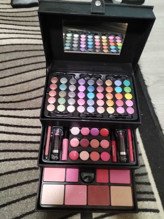 Куфърче с гримове