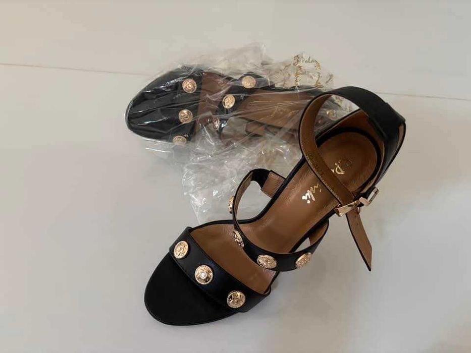 Бели / черни сандали със златни капси