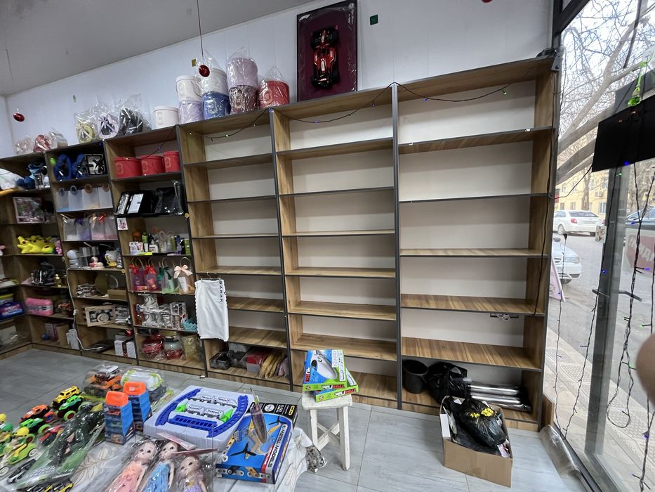 Dokon uchun shkaf va vitrinalar