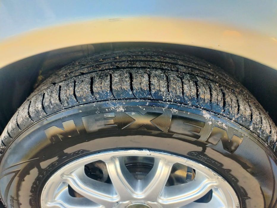 Продам летнию  резину с дисками