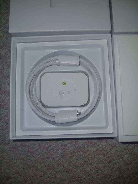 Vând căști  AirPods 4