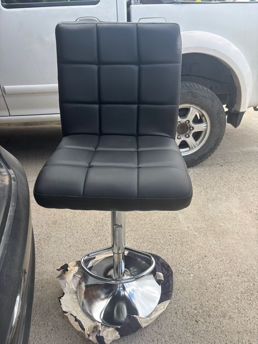 Черен кожен бар стол