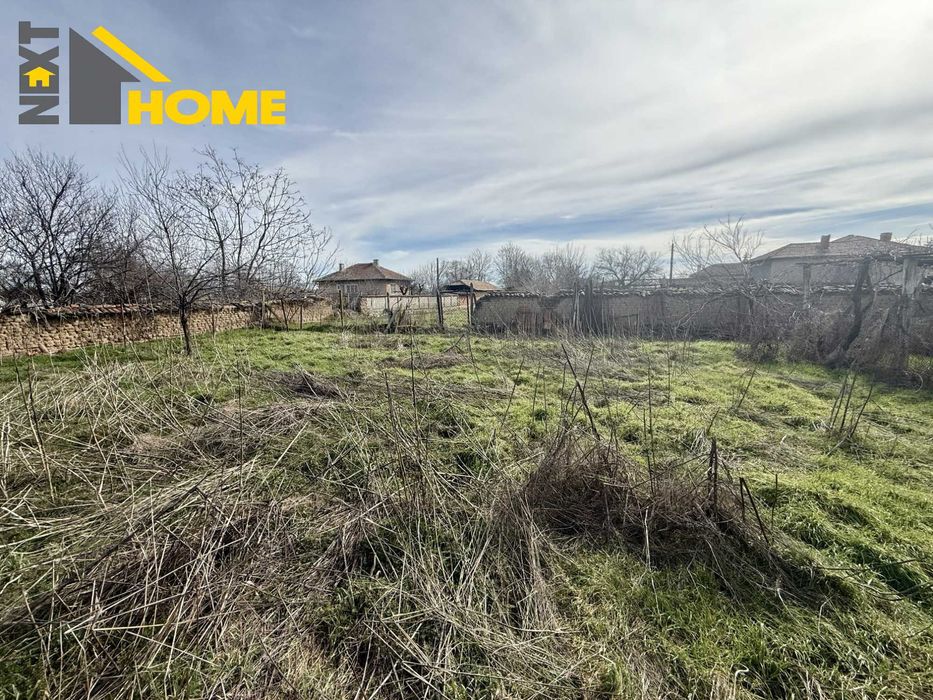 Самостоятелна двуетажна къща с дворно място и гараж