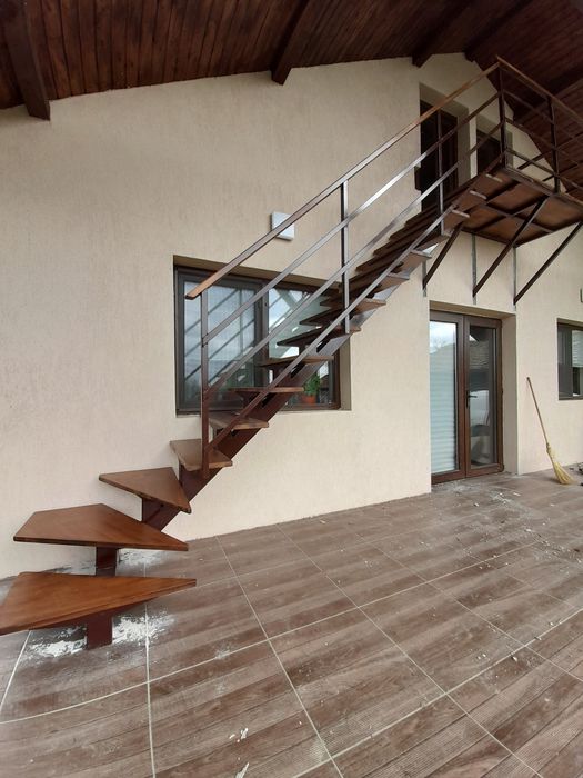 Scări metalice interioare pe vang central cu trepte din lemn masiv