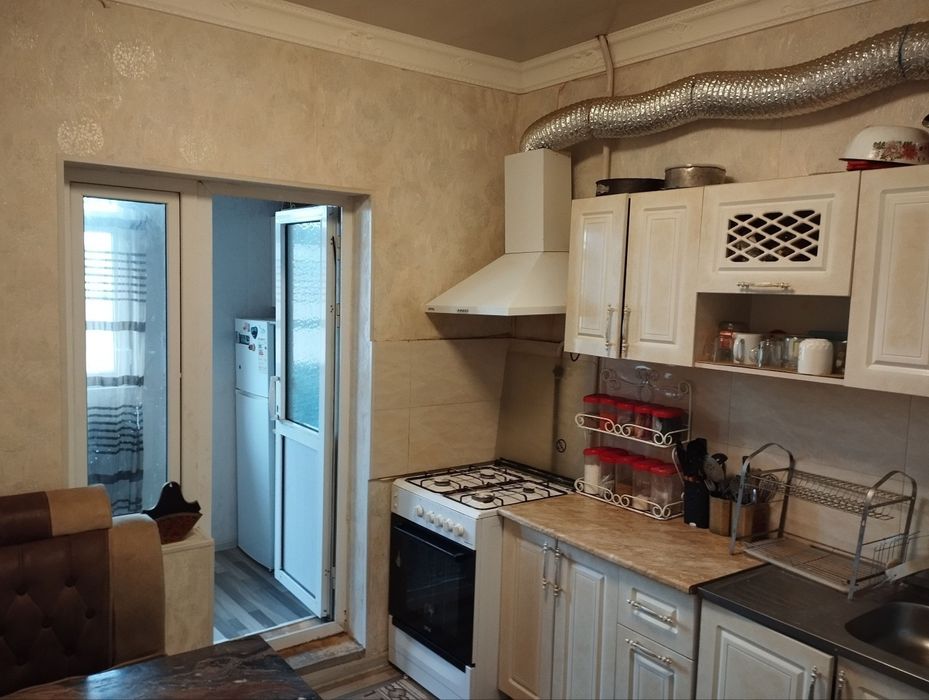 Olmaliq shahri, 5 xonali uy sotiladi (5/2, 1 dom)