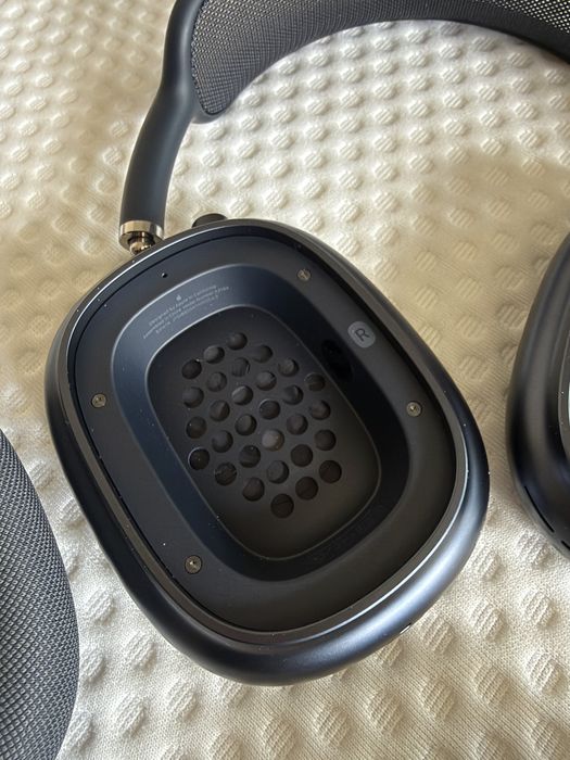 Apple AirPod Max in midnight