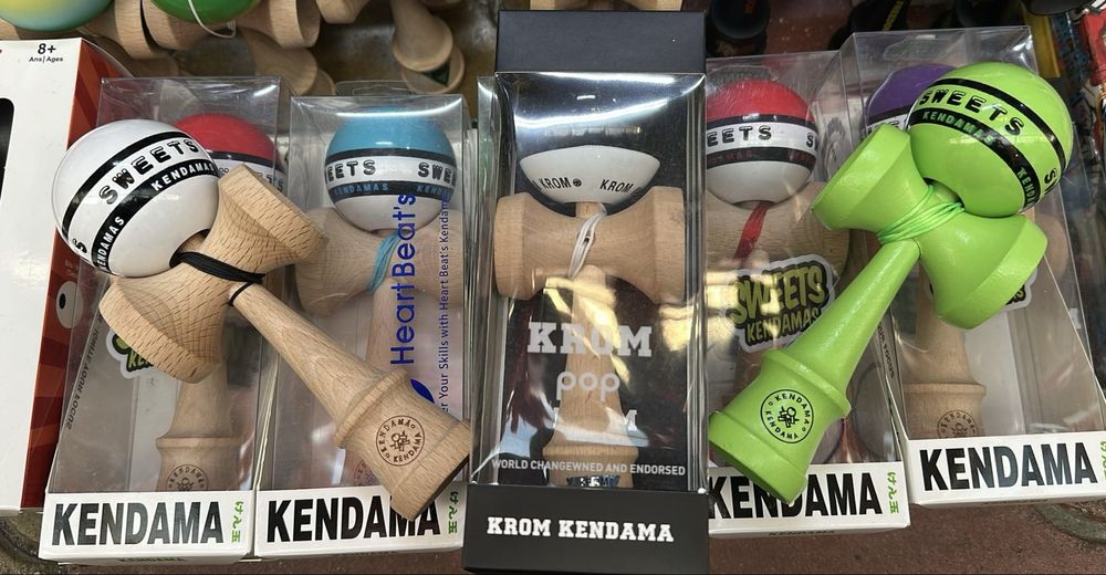 Kendama KROM POP/ SWEETS – jucărie originală, nouă, diverse culori