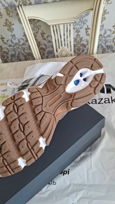 Продам New balance 740