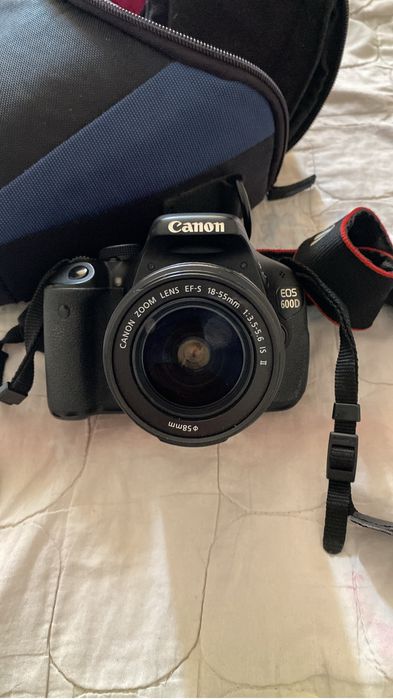Canon EOS 600D с объективом