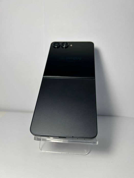 Samsung Galaxy Z Flip7 8GB / 128GB Negru – Ca Nou – Baterie 100% – 1 Ciclu