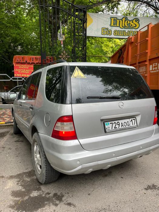 Мерседес  ML 350 в отличном состоянии.