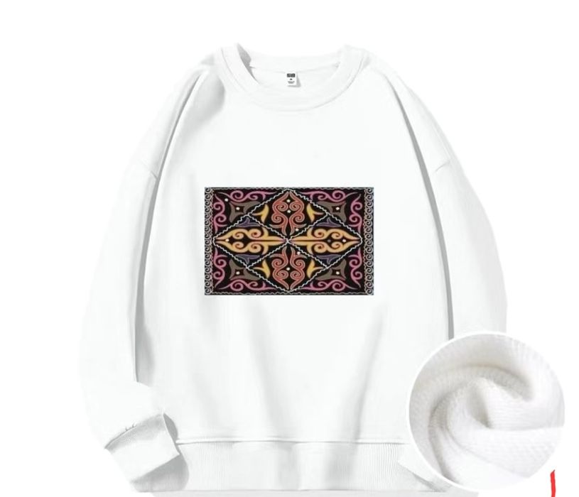 Свитшот с национальным орнаментом.