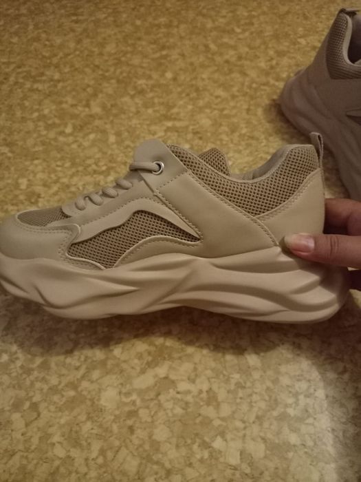 Продам новые кроссовки, размер 35