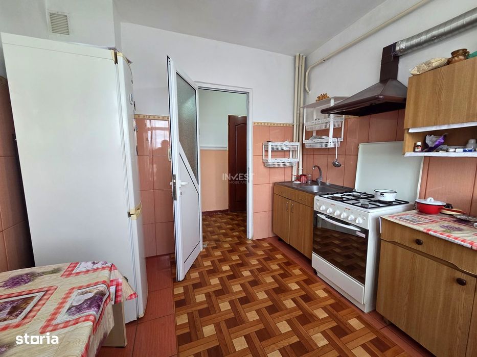 Apartament 3 camere, Decomandat, Etaj intermediar