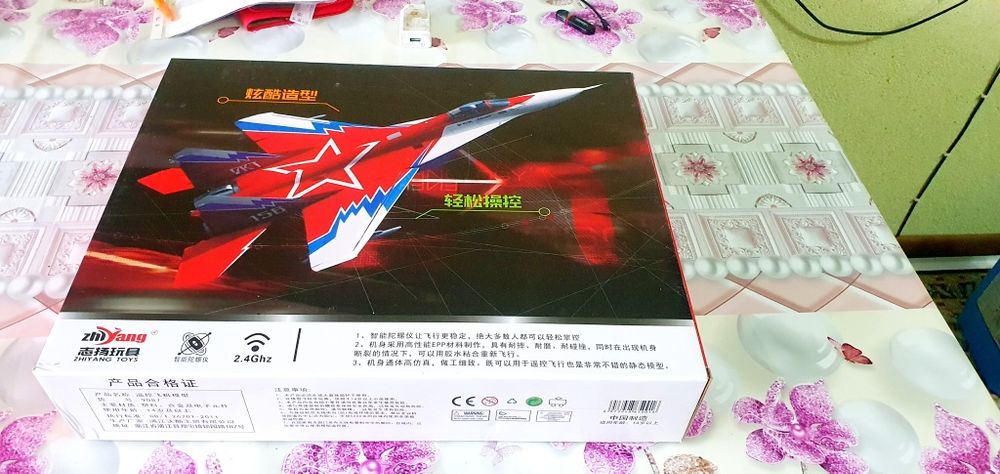 Продам игрушечный истребитель